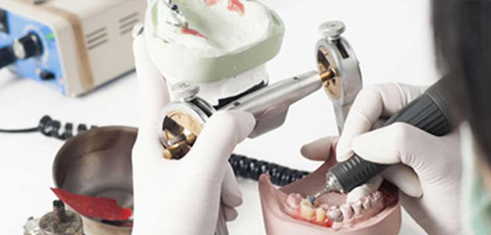 熟練の歯科技工士